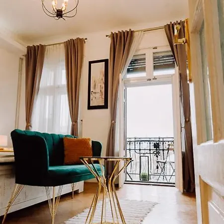 Moonlight River With Balcony Old Town Appartamento