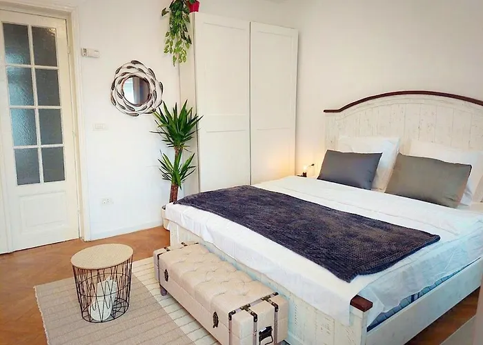 Moonlight River With Balcony Old Town Apartman